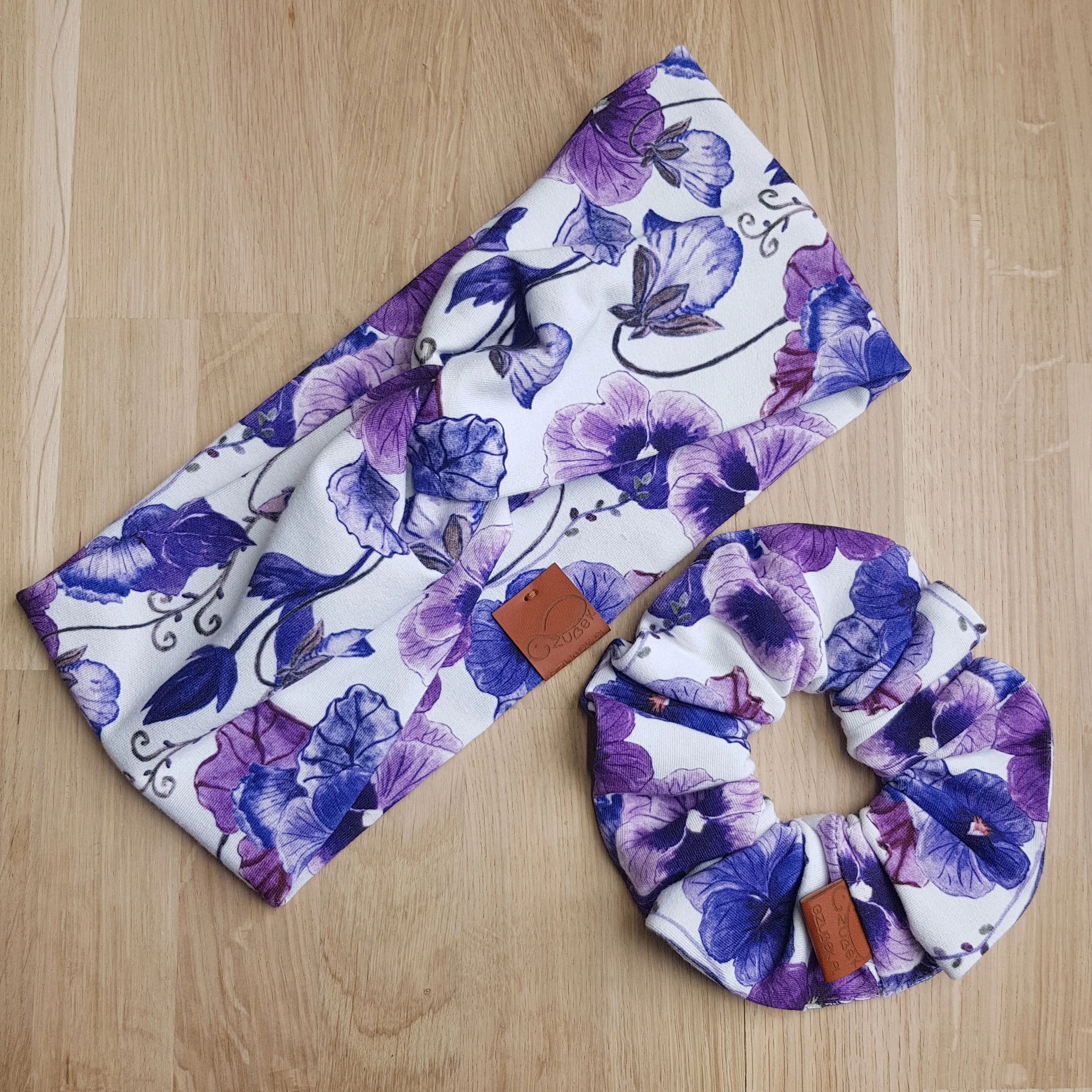 opaska na głowę, uszy, włosy z gumką scrunchie wzór kwiatki bratki fiolet